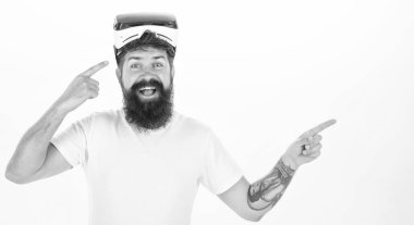 Vr gözlük bakarak neşeli gülümseyen adam. Sanal gözlüklü bir kişi oda uzayında uçar. Vr oyunu.