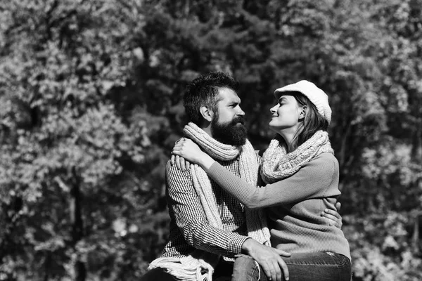 Menina e cara barbudo ou amantes felizes no abraço data — Fotografia de Stock