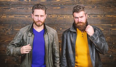 Vahşi erkek deri ceket giymek. Deri moda erkek giyim. Yakışıklı şık ve serin. Acımasız deri giysili emin hissediyorum. Erkekler acımasız sakallı hippi moda siyah deri ceket içinde poz