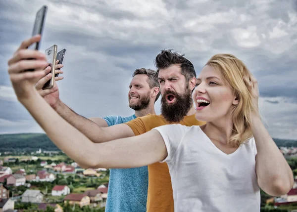 Internet móvil y redes sociales. Problema de dependencia móvil. Chica y hombre con teléfonos inteligentes móviles de comunicación en línea. Hora de selfie. Vida en línea. Personas que toman selfie o streaming de vídeo en línea — Foto de Stock