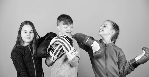 Attività infantile. Successo sportivo. Combattimento di squadra. allenamento di bambine e ragazzo pugile in abbigliamento sportivo. Bambini felici con i guanti da boxe. Dieta fitness. salute energetica. Colpisci KO. Piccola pausa — Foto Stock