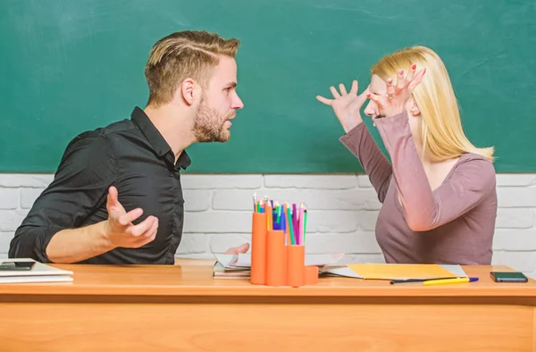 Amistad y relaciones. Solución de compromiso. Relaciones universitarias. Compañeros de clase de relaciones. Los estudiantes comunican el fondo de pizarra del aula. Violencia e intimidación. Comunicación entre compañeros de grupo — Foto de Stock