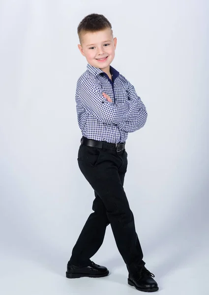 El niño pequeño usa ropa formal. Lindo chico traje de evento serio. Estilo impecable. Feliz infancia. Moda infantil. Pequeño hombre de negocios. Escuela de negocios. La educación y el desarrollo. Niño confiado —  Fotos de Stock