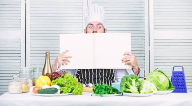 Mutfak mutfak. Vitamini. Taze sebze vejetaryen salatası. Organik yemek diyet. Mutlu sakallı adam. Şef tarifi. Sağlıklı yemekler pişirmek. Olgun hippi sakallı. Satın aldığınız için teşekkür ederiz