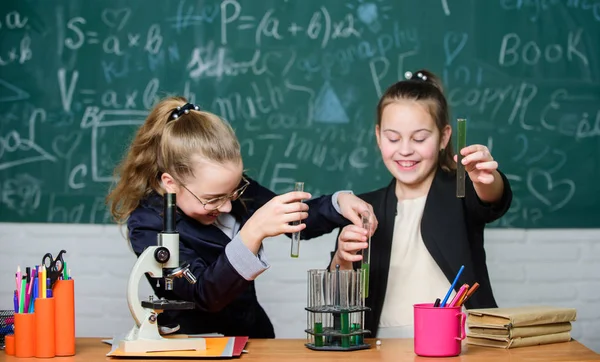 真的很忙学校实验室里的小女孩们科学就是未来。小女孩科学家用显微镜工作。化学研究。生物学科学。快乐的小女孩实验室科学实验 — 图库照片