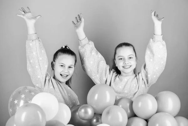 Schwestern organisieren Heimatfest. Spaß haben. Ballon-Motto-Party. Mädchen beste Freunde in der Nähe von Luftballons. Geburtstagsfeier. Glück und heitere Momente. Unbeschwerte Kindheit. Starten Sie diese Party — Stockfoto