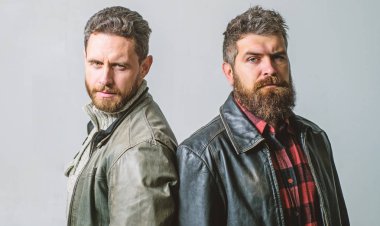 Acımasız deri giysili emin hissediyorum. Vahşi erkek deri ceket giymek. Erkekler acımasız sakallı hippi. Yakışıklı şık ve serin. Erkeksi ve acımasız arkadaşlar. Takım zorbalık. Erkeklik ve vahşeti