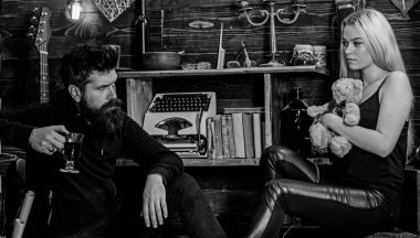 Çift gamekeepers evde, ahşap iç arka plan romantik akşamın. İki aşık oyuncak ayı ve mulled şarap. Kız ve erkek rahat yüzleri sıcak atmosferinin keyfini çıkarın. Rahatlatıcı kavramı