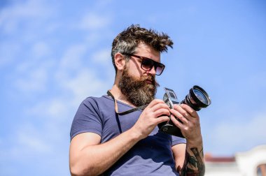 İçerik oluşturucu. Adam sakallı hipster fotoğrafçısı. Adam fotoğraf çekiyor. Eski ama yine de iyi. Manuel ayarlar. Fotoğrafçı vintage kamera tutun. Modern blogcu. Sakallı ve bıyıklı fotoğrafçı