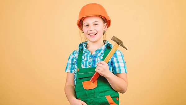 Iniziativa bambino ragazza casco rigido costruttore lavoratore. Strumenti per migliorare se stessi. Sviluppo dell'assistenza all'infanzia. Professione futura. Architetto ingegnere edile. Ragazzina costruttore. Costruisci da solo il tuo futuro — Foto Stock