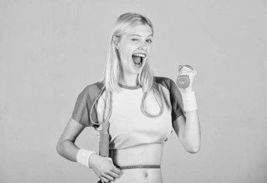 Fitness sonuç. Kalori yakmak fitness egzersiz. Kilo kaybı. Fitness ve sağlık. Kız ince bel mükemmel belly ve şerit metre. İnce yapılı aşağı çalışıyor. Fitness başarı. Yaz cesedi hazırlayın