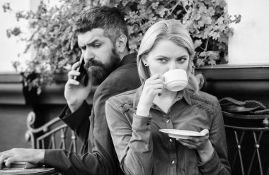 Dikkat eksikliği hakkında kıskanç. Kız ve erkek of ilk tanışın. Sabah kahve. Acımasız sakallı hippi ve kız kahve içmek. kadın ve sakallı kafede rahatlayın. Çift romantik tarihte aşık