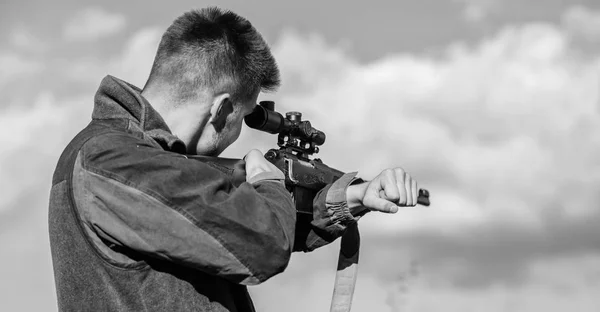 Cazador barbudo pasar tiempo libre de caza. Equipo de óptica de caza para profesionales. Brutal pasatiempo masculino. Hombre apuntando a fondo la naturaleza objetivo. Apuntando habilidades. Hunter sostiene el rifle apuntando. En mi objetivo —  Fotos de Stock