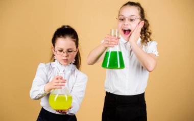 Temel bilgi. Bilgi günü. Liseli kızlar kimyasal sıvılarla arkadaş. Çocukluk ve yetiştirilme tarzı. Bilgi ve bilgi. Birlikte deney. Eğitim kavramı. Büyüleyici deney