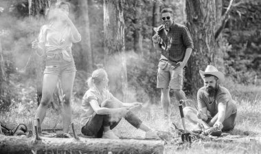 Büyük piknik için toplama. Çayır takılmak ve hazırlamak için toplantı arkadaşlar sosis aperatifler doğa arka plan kavrulmuş. Yaz piknik katılın. Sosis sopa üzerinde kavurma sırasında eğlenmek Şirket