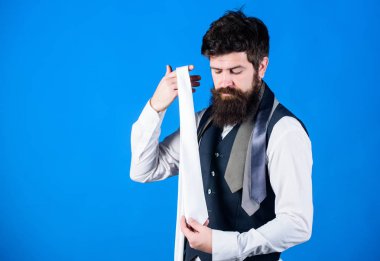 Mükemmel beyaz ipek kravat. Kravat nasıl seçilir. Takım elbise kravat giyinirken genellikle genel kıyafet lezzet çizgi ekleyin. Adam sakallı hipster birkaç kravat tutun. Sakallı kravat seçen adam