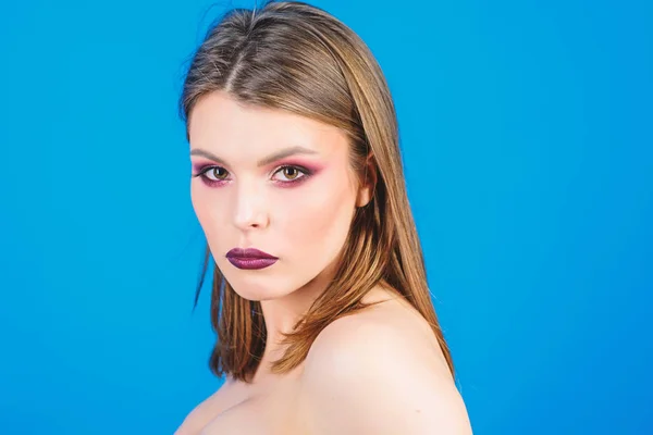 Mode modell bob frisyr. Feminin och glamorös. Ungdoms stil. Attraktiv kvinna makeup ansikte. Mörka läppar rökiga ögon. Perfekt makeup. Makeup-kosmetik koncept. Trygg i hennes oklanderliga utseende — Stockfoto