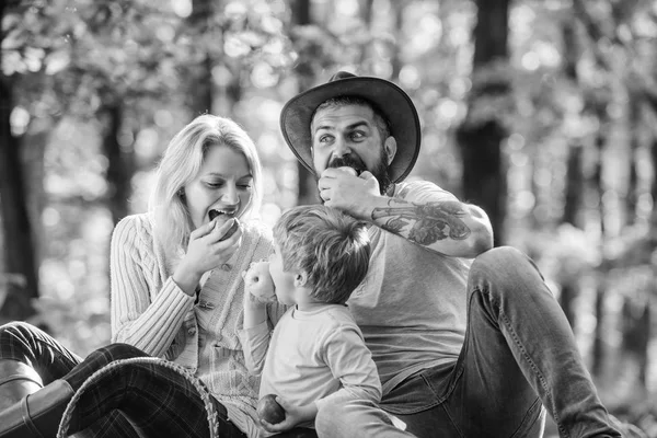 Aile hafta sonu. Anne baba ve küçük oğlu orman pikniğinde oturuyor. Doğada bahar pikniği için iyi bir gün. Doğayla birleşmiş. Aile günü konsepti. Ormanda yürüyüş yaparken rahatlatıcı çocuk çocuk ile mutlu aile — Stok fotoğraf