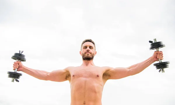 Homme musclé s'exerçant avec haltère. Haltère gymnase d'exercice. Sportif avec un torse fort. Équipement de gymnastique. Fitness et sport de musculation. Concept d'entraînement de gymnase. Le prix de la grandeur est la responsabilité — Photo