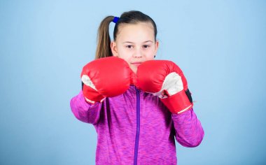 Büyük güç ile büyük sorumluluk gelir. Klişenin aksine. Boks eldivenli boksör çocuk. Kadın boksör. Spor terbiyesi. Boks sıkı disiplin sağlar. Mavi arka plan üzerinde kız sevimli boksör