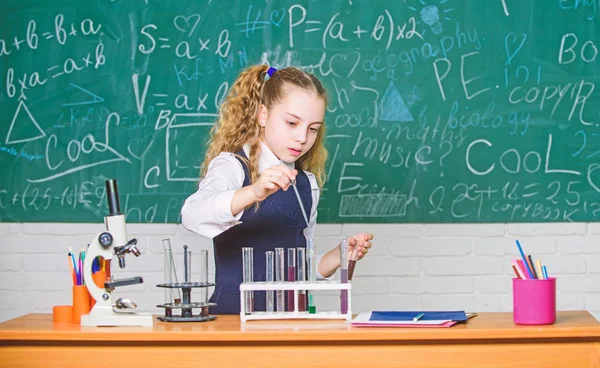 Experimente der Biologie mit dem Mikroskop. Kleines Kind. Wissenschaft. Chemiewissenschaft. Labormikroskop und Reagenzgläser. kleines Wissenschaftlermädchen verdient Chemie im Schullabor. Erwarten Sie etwas mehr — Stockfoto