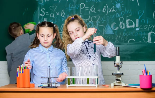 Microscopio de laboratorio. estudiantes haciendo experimentos de biología con microscopio. Niños pequeños en el laboratorio. Microscopio químico. Niños pequeños aprendiendo química en el laboratorio escolar. Desarrollo de nuevos enfoques — Foto de Stock