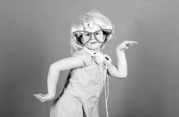 Onda de sonido con tecnología. Niño pequeño con auriculares estéreo inalámbricos en estilo fiesta. Tecnología y música. Tecnología de sonido estéreo. Tecnología moderna — Foto de Stock