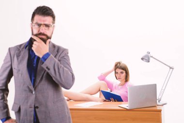 Antrenör eğitimine hazırlanıyorum. Seksi kadın koç çalışırken sakallı adam ön planda duruyor. İş koçu masada oturuyor. Şehvetli kariyer koçu ve ofiste adam işçi. Koçluk kariyeri