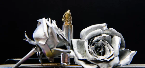 Salone di bellezza. Rossetto metallico glamour. design vintage retrò. ricchezza e ricchezza. moda bellezza grunge. Isolato sul nero. arredamento antico metallizzato. Arte del trucco. fiore rosa argento — Foto Stock