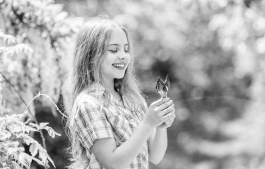 yaz tatili. Yeşil çevre. mutlu çocuk iris çiçek tutun. küçük kız ve iris çiçek. Doğal güzellik. Çocukluk mutluluğu. Çiçekçi. Bahar tatili. Kadınlar günü. Genç ve kaygısız