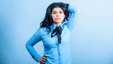 Kıvırcık saç modeli. Kuaför ipuçları. Profesyonel bakım saç boyanmış. Parlaklık ve yönetilebilirliği teşvik etmek. Esmer saç bakımı. Güzel saçlar için maksimum parlaklık. Kadın güzel esmer kız makyaj yüz