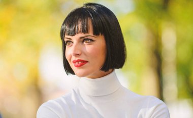 Dudaklarda makyaj parlak aksanı. Kırmızı ruj makyajı ona uyuyor. Esmer bayan için mükemmel makyaj. Moda ve güzellik konsepti. Kırmızı dudaklar makyaj ile kadın gizemli arka plan defokus yakın