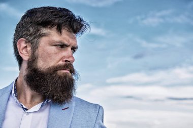Adam sakallı hippi bıyık mavi gökyüzü arka plan ile. Nihai bıyık damat Kılavuzu. Büyüyen ve bıyık sürdürmek için uzman ipuçları. Uzun sakallı hippi ciddi yakışıklı çekici adam