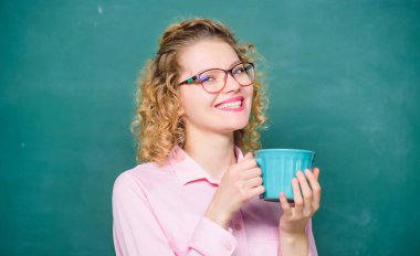 Taze kahve ile ısınmak. Okul öğretmeninin kahve molasına ihtiyacı var. Kahve fincanı olan kadın. enerji ve canlılık. enerji yükü. fikir ve ilham. Günaydın. kız çay içeceği ile ferahlatıcı