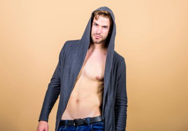 Vücudu mükemmel. iyi şekil için fitness diyet. Guy model. trendy kapüşonlu ceket adam. denim tarzında seksi maço. kaslı adam mükemmel gövde vücut. erkek moda ve güzellik