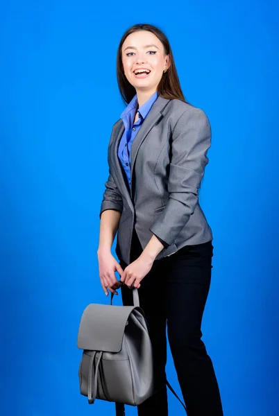 Vida estudantil. Beleza inteligente. Nerd. Negócios. Menina Shool com mochila. mulher elegante em jaqueta com mochila de couro. moda saco feminino. estudante menina em roupas formais. Educação escolar — Fotografia de Stock