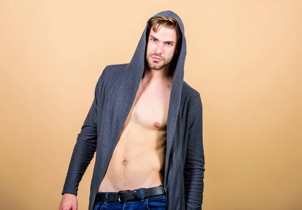 Su cuerpo es perfecto. dieta fitness para una buena forma. Tipo modelo de moda. un hombre con chaqueta con capucha de moda. sexy macho en estilo denim. cuerpo perfecto del torso del hombre musculoso. moda masculina y belleza — Foto de Stock