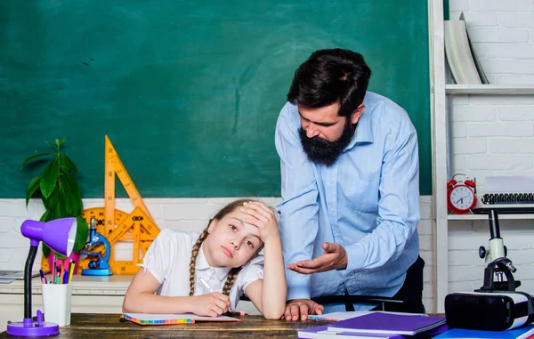 Nesnáším studium. rozvoj vzdělávání dětí. zpátky do školy. učitel vousatého muže s malou dívkou ve třídě. dcera studuje s otcem. Den učitelů. den poznání. Domácí výuka — Stock fotografie