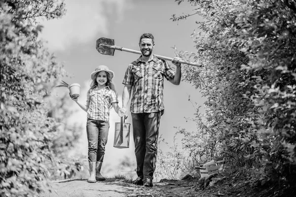 Lente tuinieren checklist. Vader en dochter met schep en gieter. Het is tijd om te planten voorbereiden bedden en zorg voor gazon. Kies uit flats favoriete planten. Tuinieren pro tips. Lente tuinieren — Stockfoto