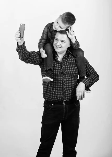 Glückliche Familie zusammen. Vatertag. Zeit miteinander genießen. Kindheit. Kindererziehung. Vater und Sohn im rotkarierten Hemd. kleiner Junge mit Papa Mann. Lustiges Selfie mit Vater. Vatertagskonzept — Stockfoto