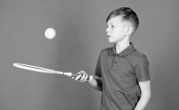 Soñando con la carrera deportiva. raqueta de tenis atleta niño sobre fondo azul. Tenis deporte y entretenimiento. Niño niño jugar tenis. Practicando habilidades de tenis. Chico con raqueta disfrutar del juego. Futuro campeón —  Fotos de Stock