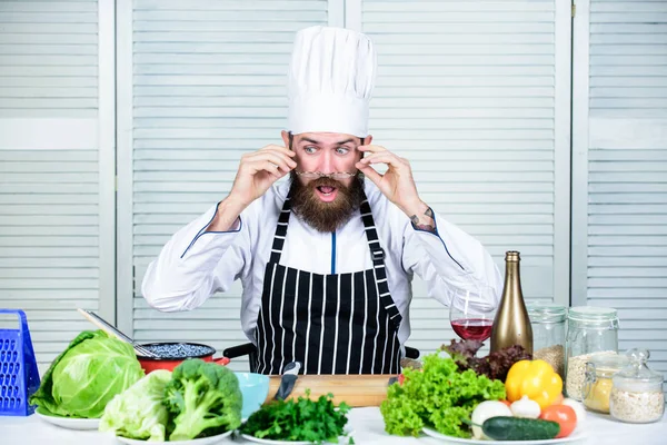 Usta şef konsepti. Mutfak heyecan verici. Şef yakışıklı hippi. Hazırlanın. Sakallı adam lezzetli yemekler yapmaya hazırlanıyor. İş yerindeki şef vardiyaya başlıyor. Profesyonel üniformalı adam aşçılığa hazır.