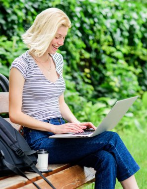 Dijital çağda yaşamak. yaz online. dizüstü bloglama ile modern kadın. kız blogger sosyal ağ için yazı yazmak. Kadın kahve içer. Bloglama için ilham kaynağı. kız not defterine blogunu çalışır