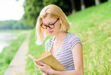 roman yazarından esinlenerek. ilginç bir hikaye. Rahatlayın ve yeni bilgiler alın. parkta kitap okuyan bir kadın. okumak benim hobim. Yaz çalışması. kitap açık öğrenci kız. ders defteri tutma