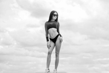 Egzersiz. Özgürlük. iç çamaşırı iç çamaşırı ve güneş gözlüğü açık şehvetli kız. uygun vücut ile seksi kadın. spor ve fitness. yaz moda güzellik. hiçbir selülit ve yağ ile mükemmel bir vücut. egzersiz sonrası