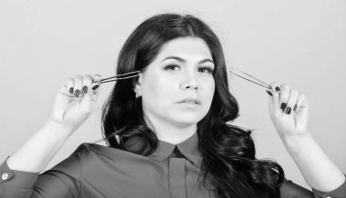 Kişisel bakım. Güzellik ve moda. güzel kadın kirpik Master tutun cımbız. Güzellik salonunda profesyonel güzelliği. Kaş için özel bir araç ile usta Kozmetolog. Kirpik uzatma prosedürü