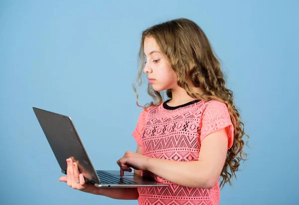 Εκδοτικές επιχειρήσεις. εκπαίδευση στο σπίτι. ευτυχισμένο κοριτσάκι με το λάπτοπ. ανάπτυξη των παιδιών στην ψηφιακή εποχή. παίζουν παιχνίδια υπολογιστών. αγορές στο διαδίκτυο. σχολικής εργασίας. ξεκινήσετε την επιχείρησή σας. εκπαιδευτής επιχειρήσεων — Φωτογραφία Αρχείου