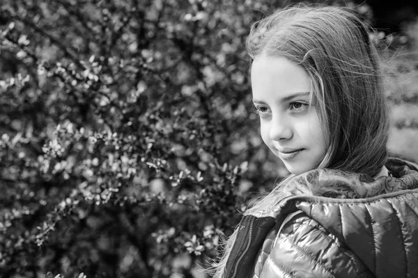 Planten geteeld voor publiek. Meisje lopen in de botanische tuin. Rustige milieu tuin. Genieten van de natuur. Kid schattig fancy kind tijd doorbrengen in Park. Verken de tuin. Excursie naar botanische tuin — Stockfoto