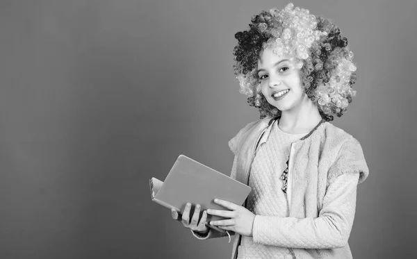 Ler é divertido. Adorável menina gosta de ler um livro. Bonito livro de criança pequena segurando para leitura em casa. Leitura no tempo livre, espaço de cópia — Fotografia de Stock