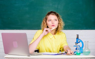 Okula geri dön. Okul laboratuarı. Üniversite öğrencisi veya okul öğretmeni. Eğitim için yazılım. Mikrobiyoloji çalış. Moleküler modifikasyonları araştırın. Dizüstü bilgisayar ve mikroskop ile Öğrenci kız